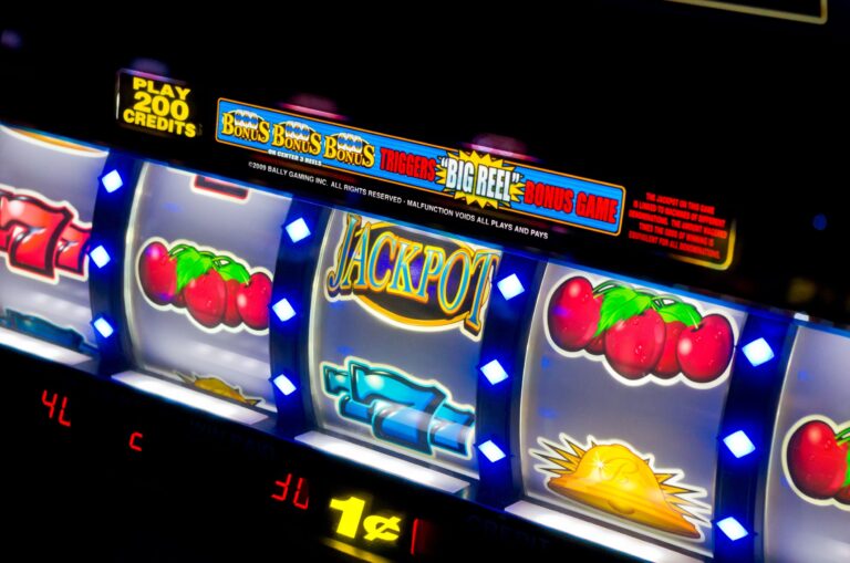 Casino lights and sounds encourage risky decision-making