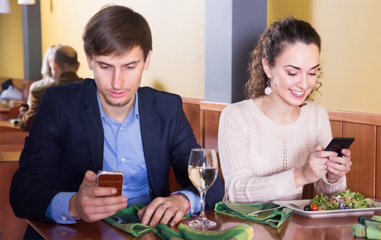 Not enjoying your dinner out? Try putting the phone away