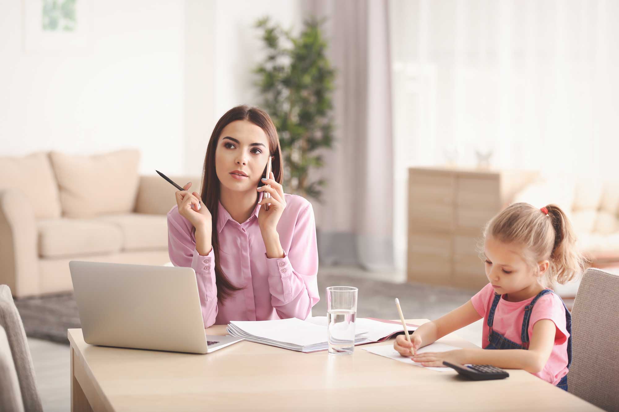 Mother doing. Работа с детьми. Радостная мама на работе. Семья на удаленной работе дома. Мама на работе картинки.